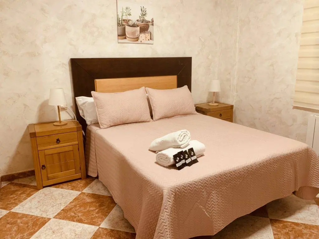 Dormitorio con cama de matrimonio