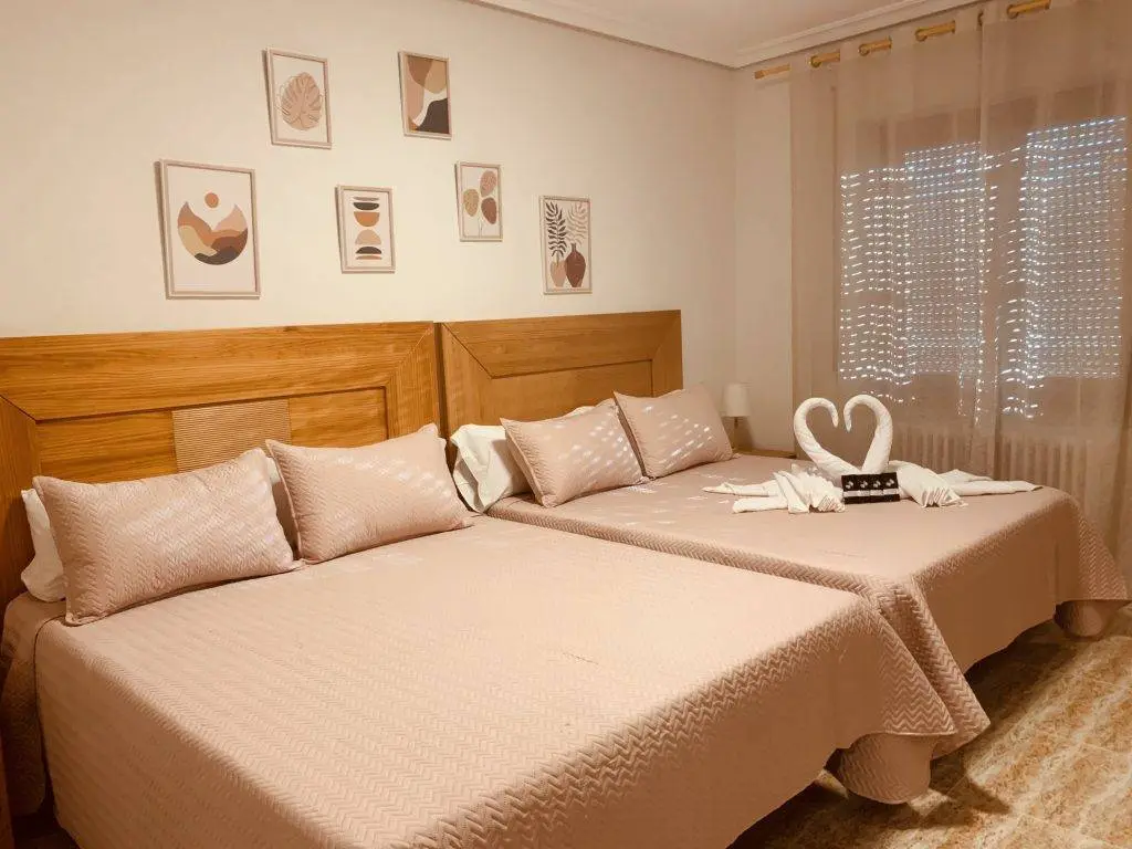 Dormitorio con camas de matrimonio