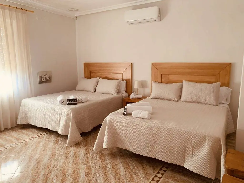 Dormitorio con dos camas de matrimonio