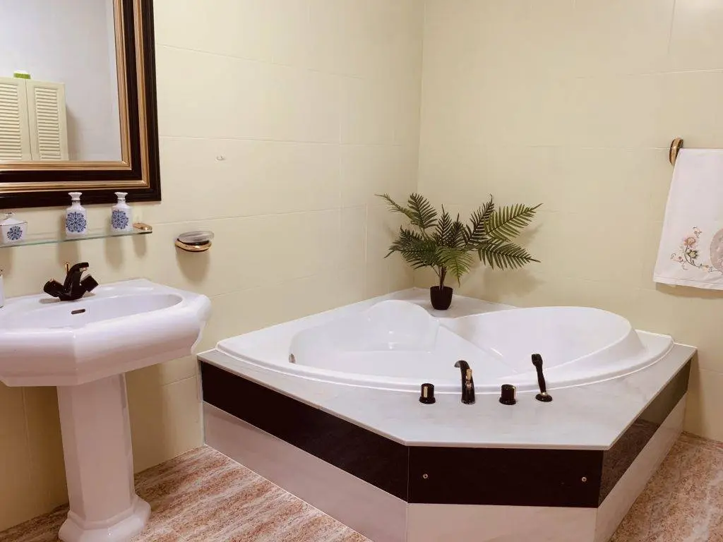 Baño principal con bañera de hidromasaje