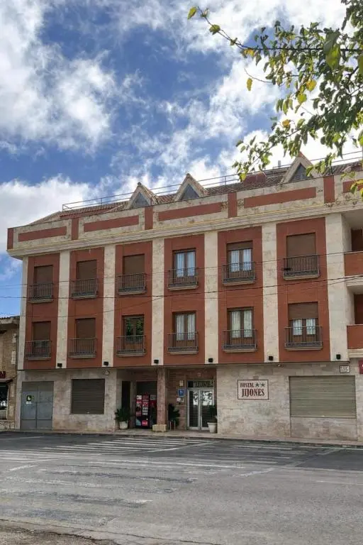 Fachada del hostal en la avenida de Cristo Rey