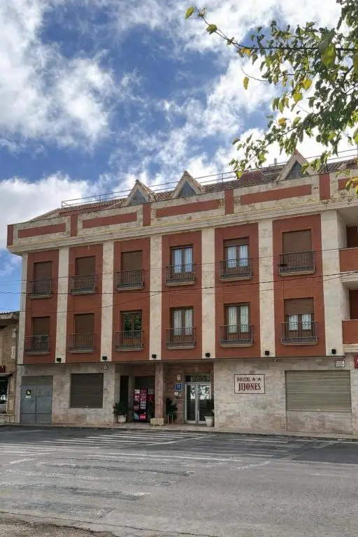 Fachada del Hostal Jijones