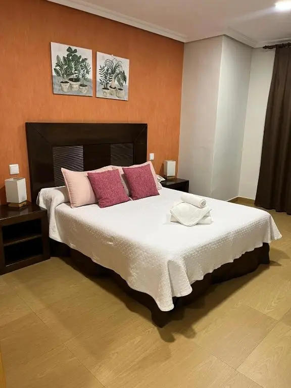 Habitación con cama de matrimonio
