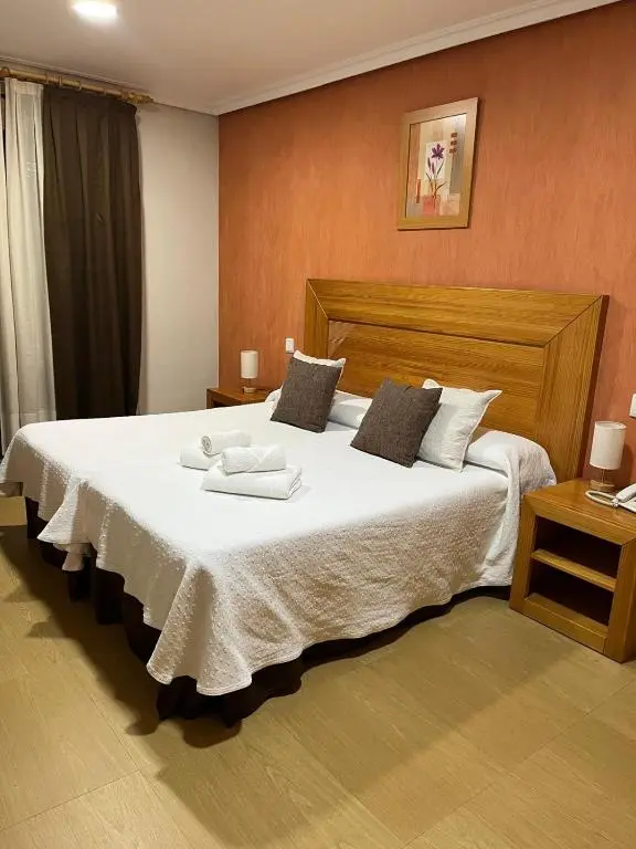Habitación con cama de matrimonio