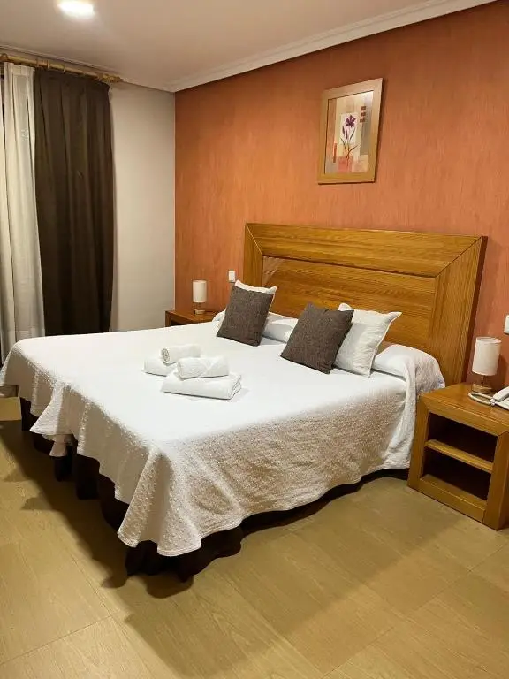 Habitación con cama de matrimonio